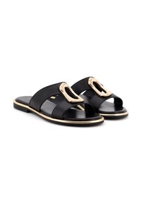 Infradito in pelle nera con due larghe cinghie e una fibbia decorativa in tonalità dorata. Presentano una suola piatta e un sottile accento metallico lungo il bordo.