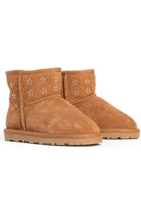 Botas de tobillo de ante marrón con rhinestones decorativos, punta redondeada, detalles de costura y suela de goma con un agarre texturizado.