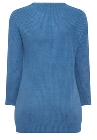 Blå stickad tröja med ett texturerat mönster, rund halsringning och trekvartsärmar, med en avslappnad passform och ribbad nederkant.