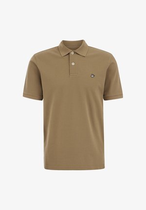 Hnedé tričko polo s krátkym rukávom, dvoma gombíkmi a malým bielym logom vtáka na ľavej strane hrudníka.