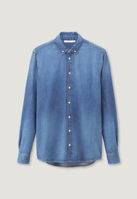 Lichtblauw denim overhemd met een button-down kraag, lange mouwen en knoopsluiting aan de voorkant. Zachte textuur, zichtbare stiksels en klassieke pasvorm.