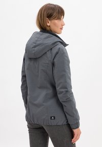 Grau wasserdichte Jacke mit Kapuze, aus einem glatten Material, mit elastischen Bündchen und einem Logo-Tag nahe dem Saum. Für die Freizeitmode konzipiert.