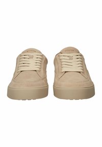 Zapatillas de ante marrón claro con cordones de crema planos, punta redondeada y suela de goma con cuña. Incluye un sutil logo en la lengüeta.