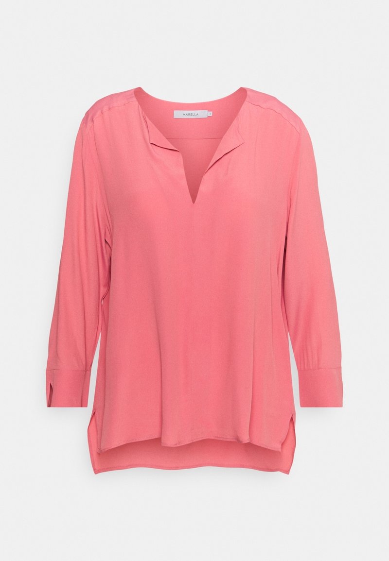 Blouse rose à manches longues avec décolleté en V, coupe ample, fentes latérales et poignets boutonnés, présentée sur fond blanc.