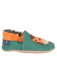 Schoenen: groene leren schoen met een oranje suede volant, voorzien van een leeuwengezichtontwerp op de neus. Zachte zool met een ronde vorm.