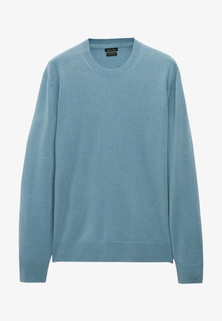 Pull bleu clair à manches longues avec col rond, poignets et ourlet côtelés, en tissu doux adapté à une tenue décontractée.