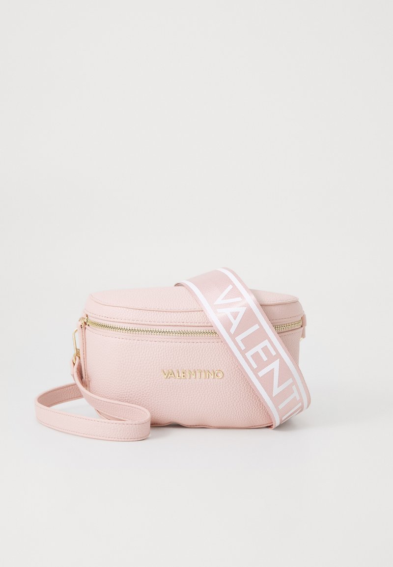 Bolsa transversal em couro texturizado rosa com ferragens douradas, apresentando um fecho de correr e uma alça larga com "VALENTINO" em letras brancas.