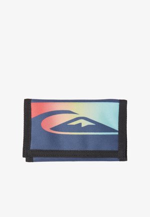 Billetera rectangular fabricada con un tejido duradero que presenta un diseño de gradiente multicolor. Incluye un borde negro y un logo en el centro.