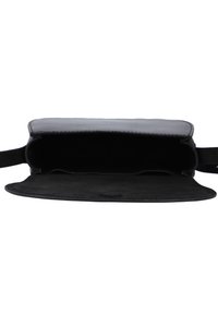 Clutch in pelle nera con interno morbido in suede. Presenta un design piatto, una texture liscia e una chiusura magnetica per un accesso sicuro.