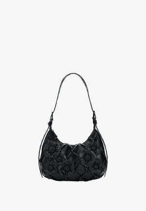 Schwarze Lederhandtasche mit geflochtenem Design, versehen mit drei Blumenapplikationen und einem einzelnen Schulterriemen. Reißverschluss oben.