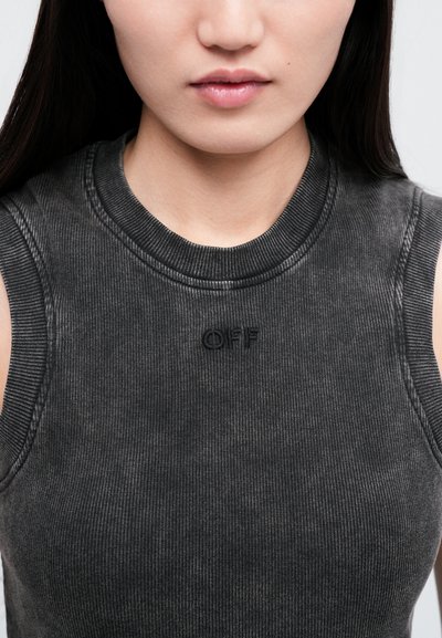 Top negru cu dungi, fără mâneci, cu un decolteu rotund și un mic logo embosat "OFF" pe piept. Textură moale cu un design ajustat.
