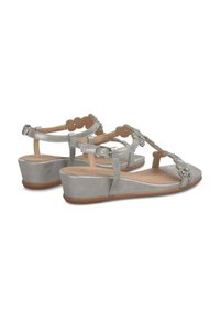 Zilveren wiggen sandalen met decoratieve versieringen op de banden, van zacht materiaal met een gevoerde voetbed voor comfort.