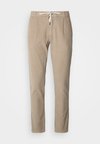 CROPPED PANTS - Pantalones - sand