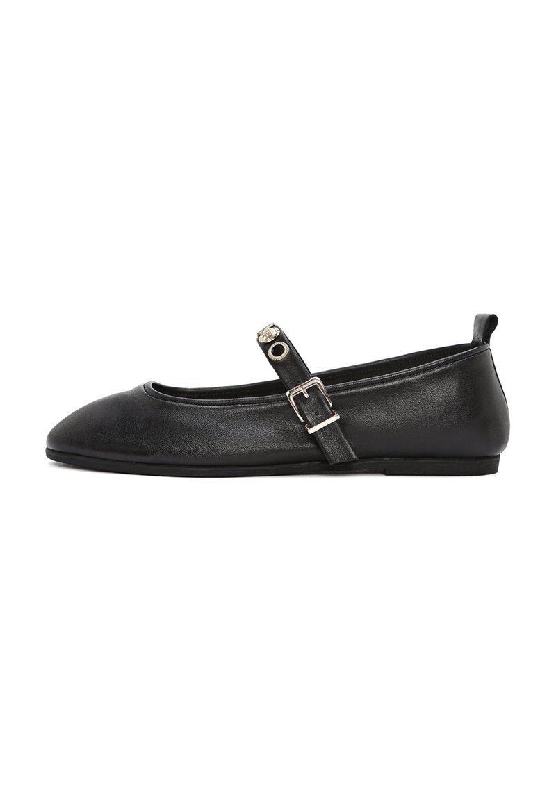 Bailarina plana de cuero negro con puntera redondeada, tira al tobillo y detalle de hebilla plateada. Textura suave y diseño minimalista.