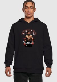 Felpa nera con cappuccio realizzata in cotone misto, caratterizzata da una stampa grafica di un pugile con accenti rossi e bianchi. Include una tasca a marsupio e polsini a costine.