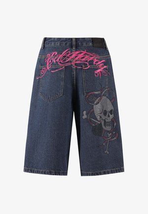 Džínové šortky s tmavě modrým odstínem, s růžovým vyšívaným textem a designem lebky s kamínky na pravé straně.