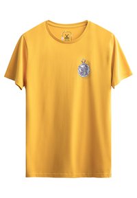T-shirt in cotone giallo con un design a tasca rotonda sul lato sinistro del petto, caratterizzato da un dettaglio grafico circolare grigio. Maniche corte e scollatura rotonda.