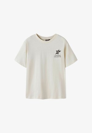 Beige Baumwoll-T-Shirt mit kurzen Ärmeln, das ein schwarzes Sternenmotiv und den Text "VISIONARY COLLECTIVE" auf der linken Brustseite zeigt.