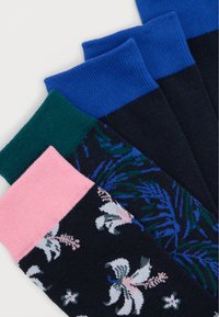 Πέντε ζευγάρια διπλωμένων καλτσών τοποθετημένα διαγώνια, με μονόχρωμα μπλε, πράσινο, σκούρο ναυτικό, ροζ τελείωμα και λουλουδάτα σχέδια σε σκούρες βάσεις.