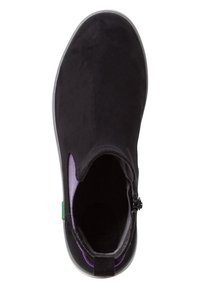 Černá semišová kotníková bota s hladkou texturou, fialovou podšívkou a zeleným akcentem. Má zaoblenou špičku a elastický boční panel.