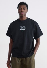 Nike Sportswear SOLO TEE  - Majica kratkih rukava s printom - black/malachite