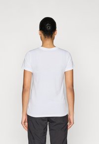 Άσπρο βαμβακερό κοντομάνικο t-shirt με στρογγυλή λαιμόκοψη και λεία υφή. Χωρίς ορατά σχέδια ή διακοσμήσεις.