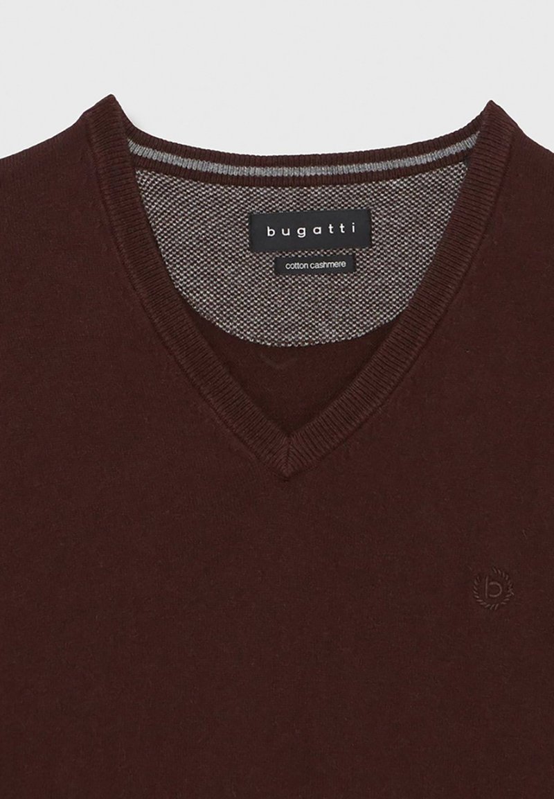 Brauner Kaschmir-Baumwollpullover mit V-Ausschnitt, ausgestattet mit einem gestreiften Innenkragen und einem kleinen, auf der Vorderseite bestickten Logo.