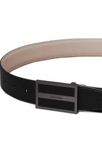 Cintura in pelle nera con superficie liscia e fibbia metallica rettangolare con design a strisce nere doppie, incisa con la scritta "Calvin Klein".