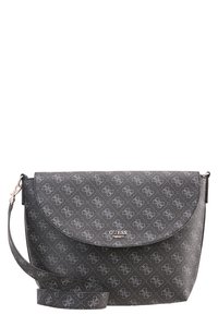 Bolso de mano sintético negro con tapa curva, patrón de logo en relieve, herrajes plateados y correa ajustable. Diseño compacto y elegante.