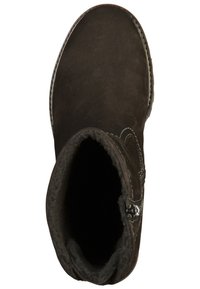 Stivale alla caviglia in suede nero con punta arrotondata, fodera morbida e cuciture decorative. L'apertura è ampia, rivelando un interno soffice.