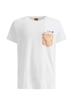 T-shirt bianco in cotone con collo rotondo, caratterizzato da una tasca beige con un design a mappa e la scritta stampata "T CLASSIC ATTRAVERSO LA FINESTRA."