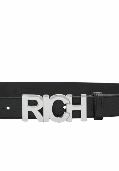 Cintura in pelle nera con un design elegante e strutturato e una fibbia prominente in argento con la scritta "RICH". Regolabile con vari fori per una vestibilità personalizzata.