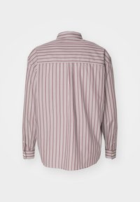 Camicia a maniche lunghe di color malva chiaro con righe bianche verticali, polsini con bottone e colletto classico. Vista posteriore mostrata.
