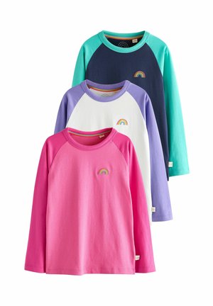 Drie langemouw t-shirts verticaal gerangschikt: roze, wit en paars, marineblauw en turquoise accenten; elk heeft een kleine regenboog borduursel.