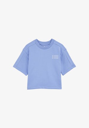 Tricou scurt de culoare albastră deschisă, fabricat dintr-un material moale, cu guler rotund și mâneci scurte. Text imprimat în alb pe față.