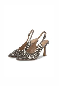 Slingback podpatky s špičatou špičkou, metalicky šedý materiál, zdobené stříbrnými nýty a středně vysokým blokovým podpatkem.