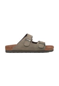 Grijze suede slide sandaal met twee verstelbare metalen gespbanden, kurkachtige middenzool en een bruine, gestructureerde voetbed. Platte rubberen buitenzool.