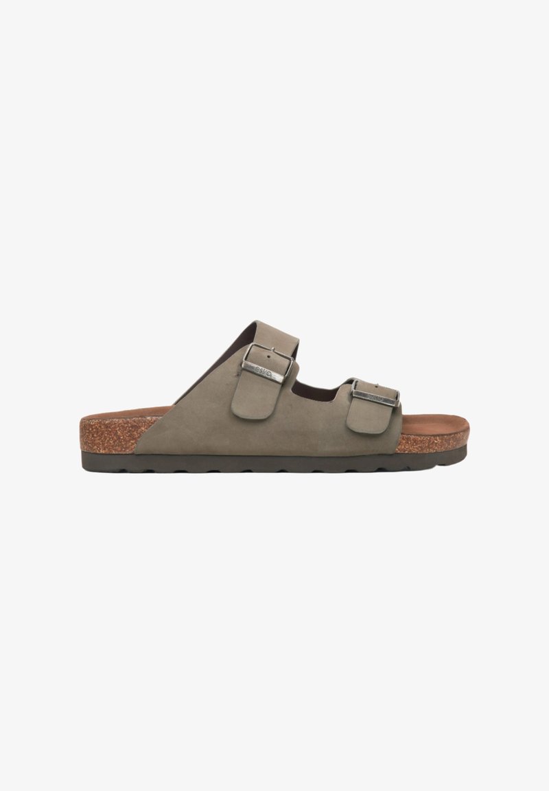 Grijze suede slide sandaal met twee verstelbare metalen gespbanden, kurkachtige middenzool en een bruine, gestructureerde voetbed. Platte rubberen buitenzool.
