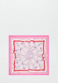 Pañuelo de seda cuadrado con un borde exterior rosa, diseño intrincado de cadenas, charms decorativos y flores sobre un fondo rosa claro.