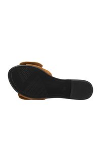 Sandalo in pelle scamosciata marrone con suola in gomma nera strutturata, dotato di due cinghie sovrapposte per una vestibilità sicura e comfort.