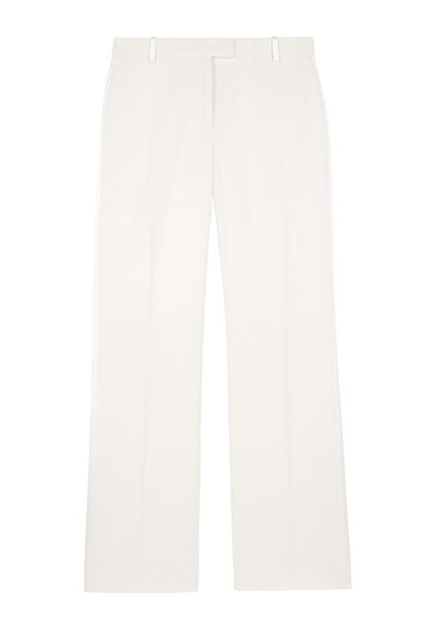 Wijd gevalle broek in zachte witte stof, met een vlakke voorkant, riemlussen en een schone afwerking. Tailored design zonder zichtbare patronen.