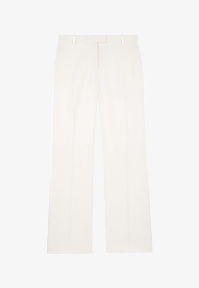 Pantalons à jambes larges en tissu blanc doux, avec une taille plate, des passants de ceinture et une finition soignée. Conception ajustée sans motifs visibles.