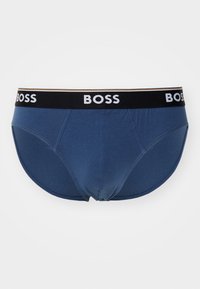Sötétkék pamut keverék férfi alsónadrág, fekete gumis derékkal, melyen a "BOSS" logó található. Simaság és a formázott elülső rész biztosítja a jó illeszkedést.