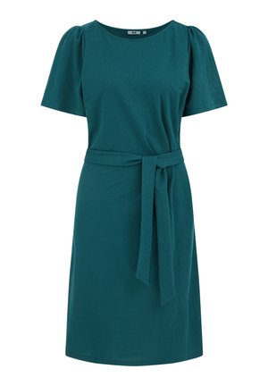 Sukienka do kolan w kolorze niebieskozielonym z krótkimi bufkami na rękawach, okrągłym dekoltem i dopasowanym paskiem z tego samego materiału zawiązanym w talii.