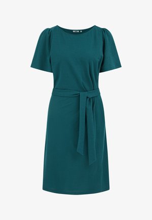 Sukienka do kolan w kolorze niebieskozielonym z krótkimi bufkami na rękawach, okrągłym dekoltem i dopasowanym paskiem z tego samego materiału zawiązanym w talii.