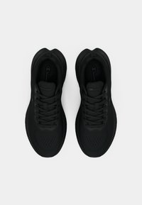 Μαύρα αθλητικά παπούτσια με ανώτερο μέρος από διαπνέον δίχτυ, στρογγυλά κορδόνια, επένδυση στον γιακά και υφασμένη ελαστική σόλα. Διαθέτουν διακριτικό λογότυπο στο πλάι.