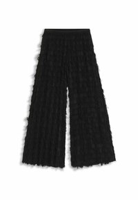 Pantaloni neri a gamba larga in tessuto testurizzato con dettagli stratificati e sfrangiati e una cintura liscia. Il design complessivo è fluido e leggero.