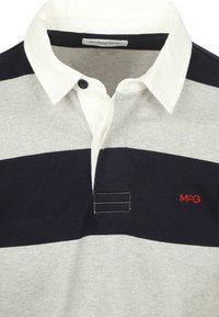 Gestreepte polo in grijs, marineblauw en wit. Heeft een knoopsluiting bij de kraag, geborduurd rood logo en contrasterende texturen.