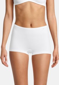 Mutande boyshort in cotone bianco con una texture liscia, fascia elastica in vita e taglio a metà thigh. Presenta un piccolo logo sulla fascia.