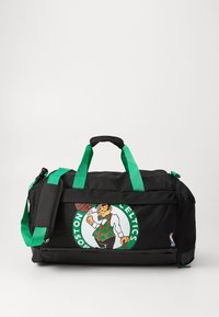 Juodas sportinis krepšys su žaliais rankenėlėmis ir petneša. Apatinėje dalyje pavaizduota Bostono "Celtics" komandos talismano grafika apskritame logotipe.